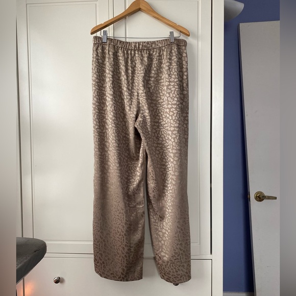 Banana Republic wide leg satin pull on pants in leopard print fresh taupe - Picture 7 of 11